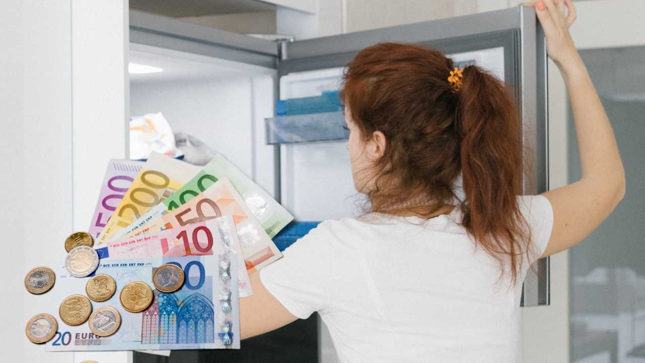 Donna col congelatore aperto