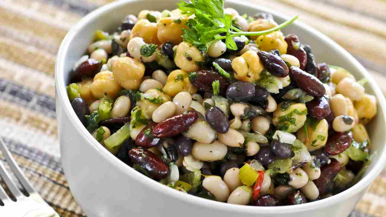 Il piatto unico che ine state spacca. Ho fatto i legumi così e ho avuto un successone. Buonissima questa insalata e poi è fresca davvero