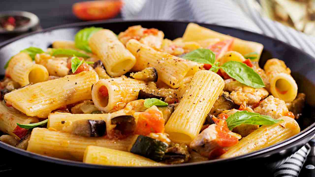 Rigatoni con melanzane e pesce spada