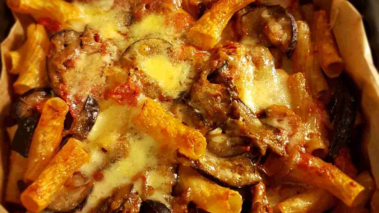 Rigatoni e melanzane, pomodoro e mozzarella, tutto in forno 20 minuti. Altro che lusso, extra lusso
