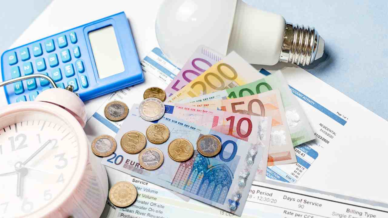 Bollette e soldi in euro