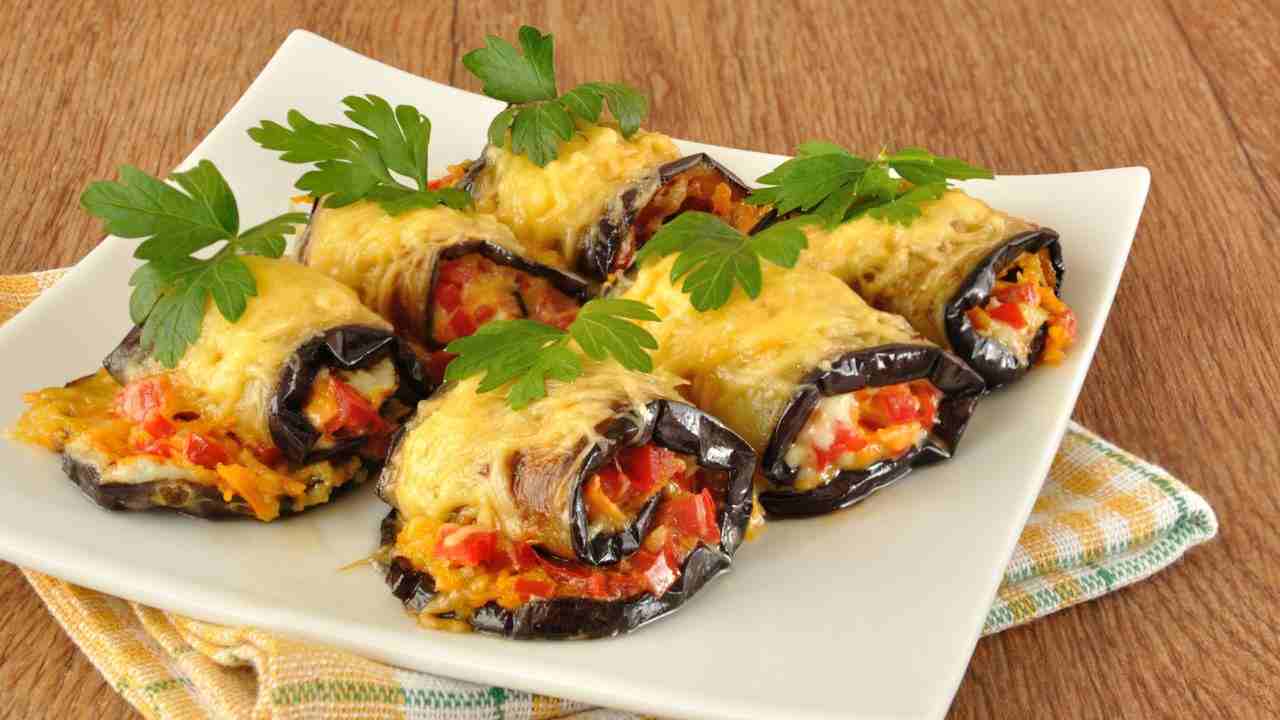 Rotoli di melanzane con peperoni e provola