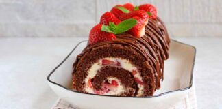 Rotolo al cioccolato con panna e fragole RicettaSprint