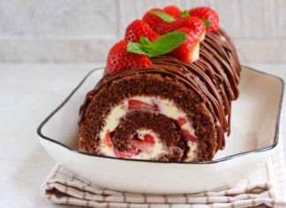 Rotolo al cioccolato con panna e fragole RicettaSprint