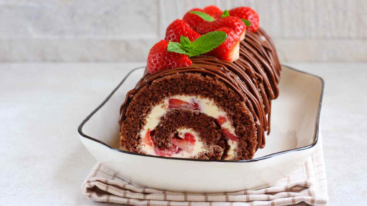 Rotolo al cioccolato con panna e fragole RicettaSprint