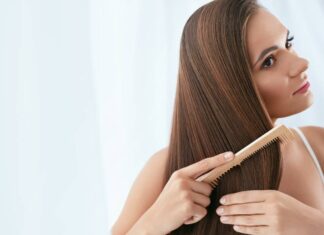Donna che si pettina i capelli
