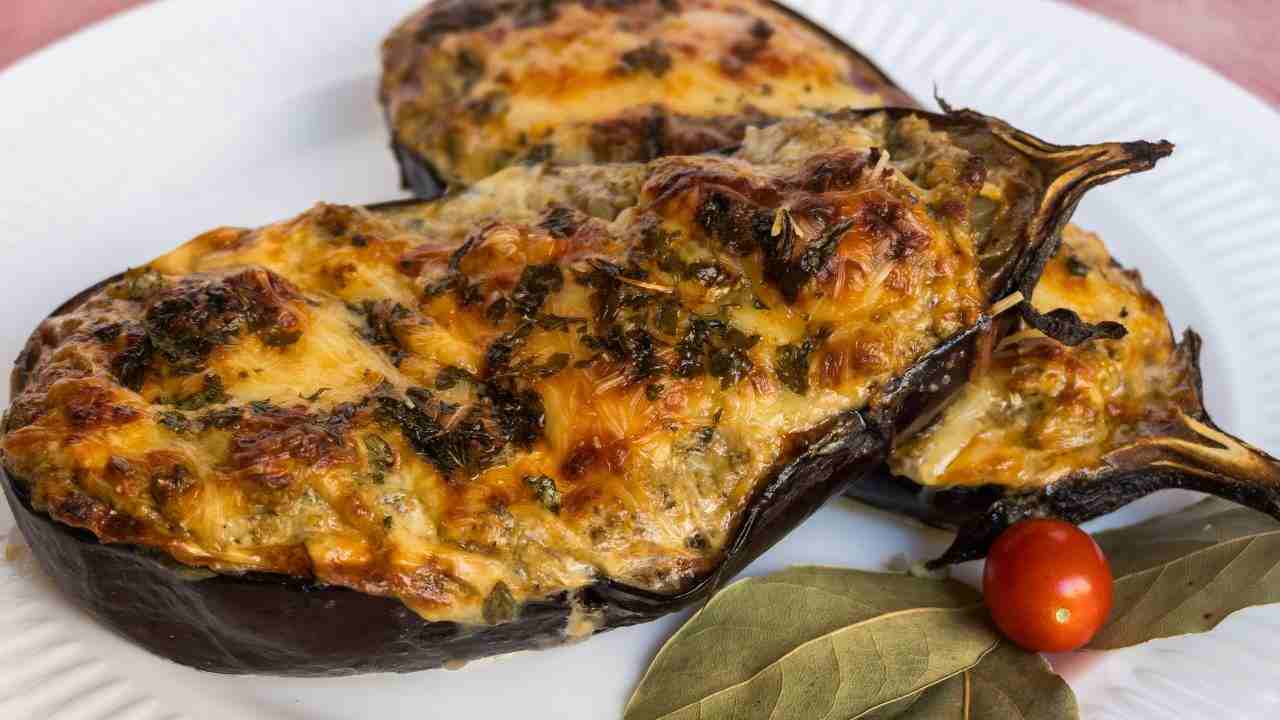 Scarponi di melanzane con salsicce e provolone