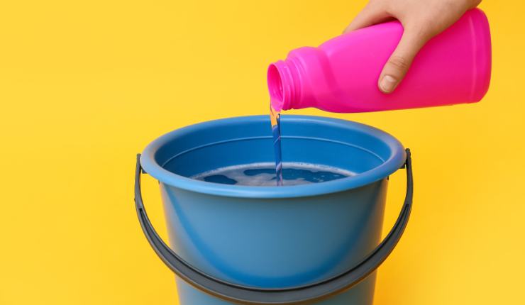 Secchio con acqua e detersivo delicato o neutro RicettaSprint