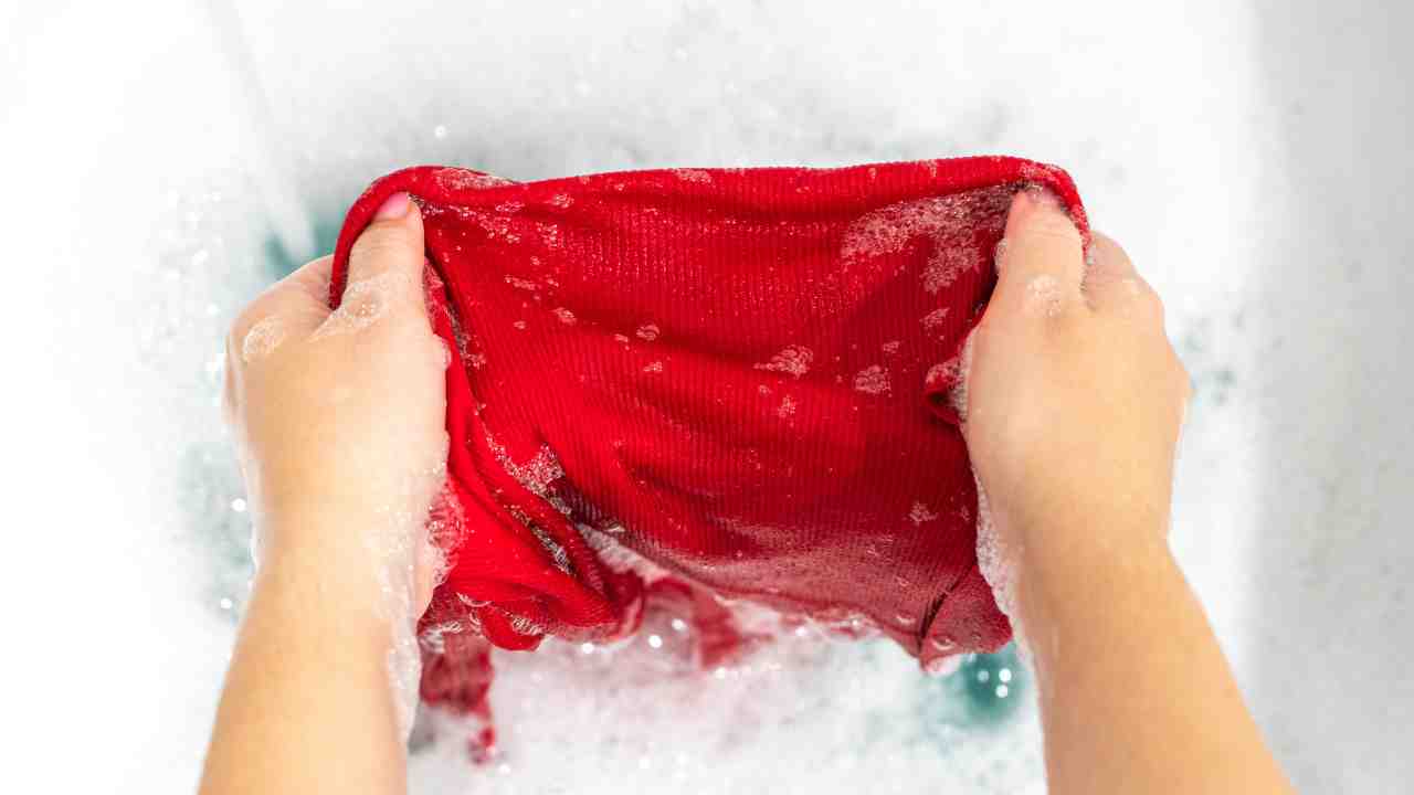 Smacchiare i vestiti con le pillole del mal di testa - RicettaSprint