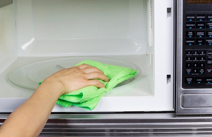 Pulizia del forno a microonde