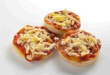 sono tre ingredienti e tanto soddisfazione quando mi prende la voglia di pizza ma non ho tempo né voglia di impastare faccio queste