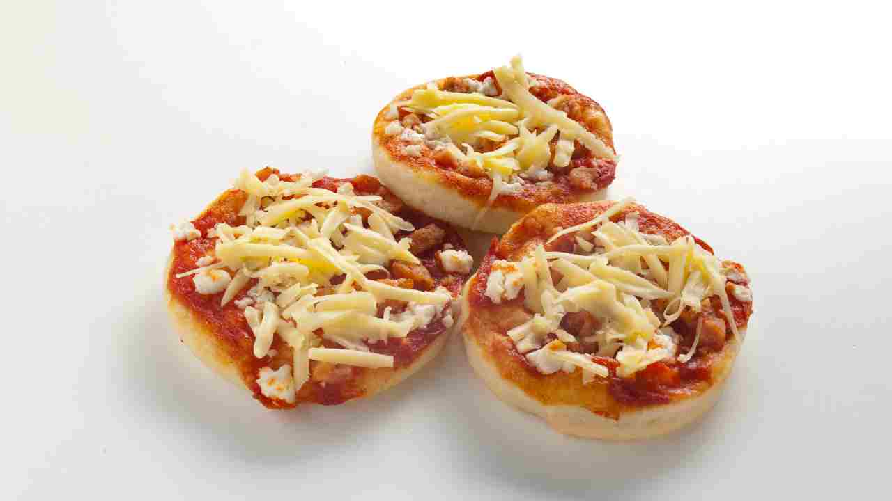 sono tre ingredienti e tanto soddisfazione quando mi prende la voglia di pizza ma non ho tempo né voglia di impastare faccio queste