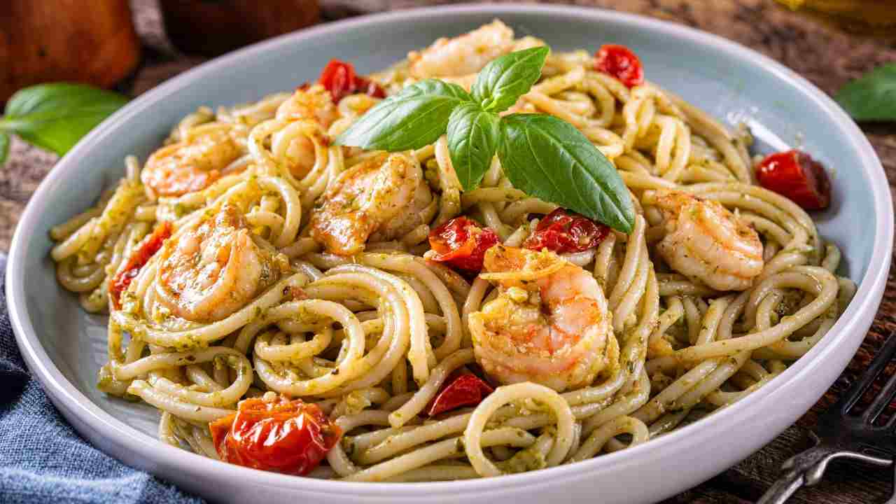 Spaghetti al pesto e gamberetti