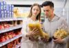 Coppia sceglie pasta al supermercato