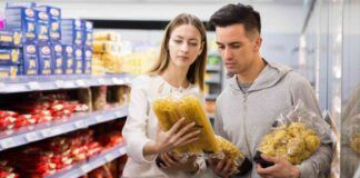Coppia sceglie pasta al supermercato