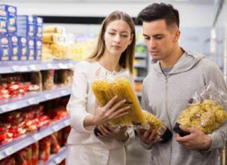Coppia sceglie pasta al supermercato