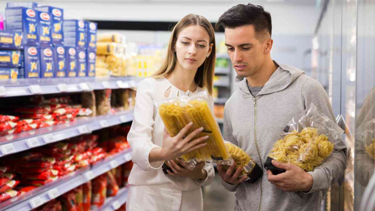 Coppia sceglie pasta al supermercato