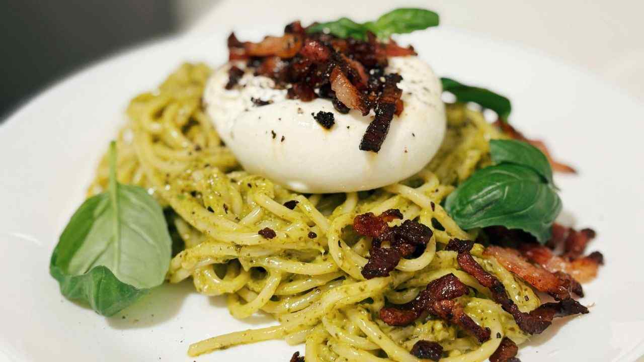 Spaghetti pesto burrata e guanciale