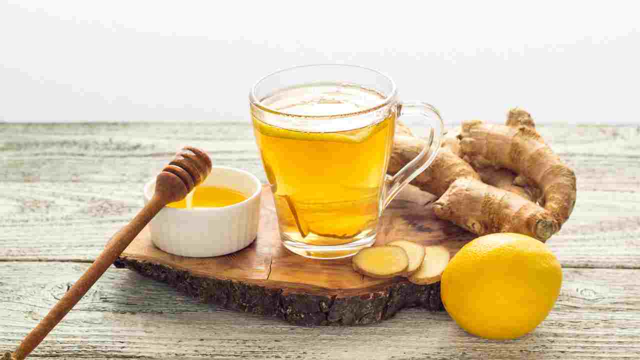 Tisana contro il mal di testa l'infuso antiossidante che combatte i radicali liberi e il dolore resta un ricordo senza prendere farmaci