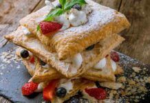 Altro che pancake e waffle: ho diviso la sfoglia in quadrotti e sono venuti fuori dei toast dolci favolosi! Toast dolci di sfoglia