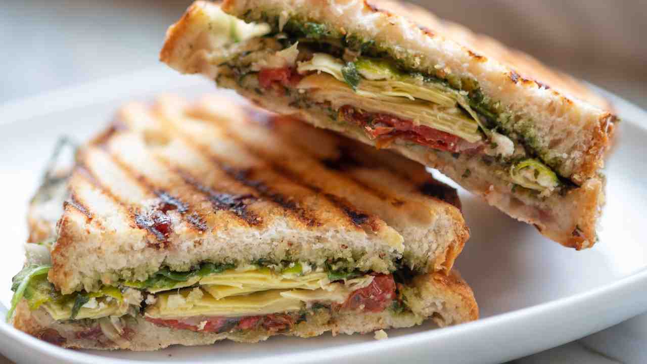 Toast ripieni prosciutto pomodori RicettaSprint