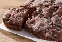 È buona, è al cioccolato e pure salva sprechi: stavolta col pane raffermo preparo una torta al cioccolato e nessuno se ne accorge! Torta di pane al cioccolato