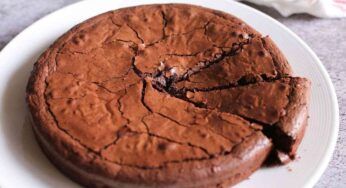 Ho detto addio alle merendine tristi: ora mangio questa torta alle pere e cioccolato, e la bilancia ringrazia