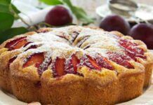 Pochi euro e pochi ingredienti per questa torta alle prugne, zero burro e uova, morbida al punto che si scioglie in bocca Torta prugna senza uova e burro RicettaSprint