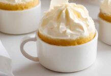 Torta Raffaello sì, ma in tazza con questa ricetta, una colazione molto più che speciale Torta Raffaello in tazza - RicettaSprint