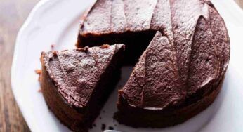 Banane mollicce? Non buttarle più, frullale col cacao e metti in forno: questa golosa tortina light è una salvezza per la dieta