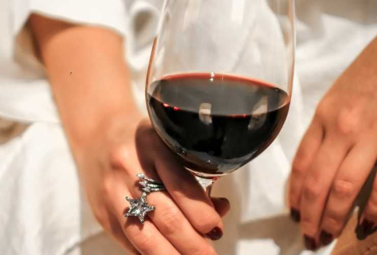 Un bicchiere di vino al giorno danni - RicettaSprint