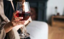 Un bicchiere di vino al giorno danni - RicettaSprint