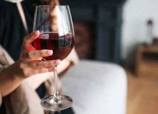 Un bicchiere di vino al giorno danni - RicettaSprint