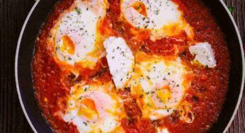 Faccio tutto alla pizzaiola, persino le uova, e questa sera mi delizio finché non mi sentirò sazia abbastanza