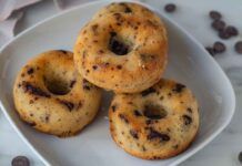 Zero lievitazione, 3 ingredienti e cioccolato a pioggia: queste ciambelline leggere sono la svolta per colazioni e merende sane! ciambelline leggere e sane