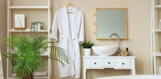 Accappatoio appeso in bagno RicettaSprint