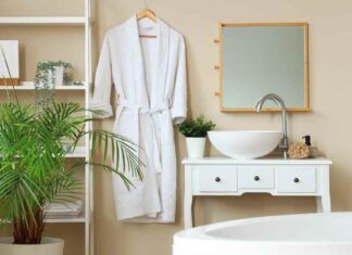 Accappatoio appeso in bagno RicettaSprint