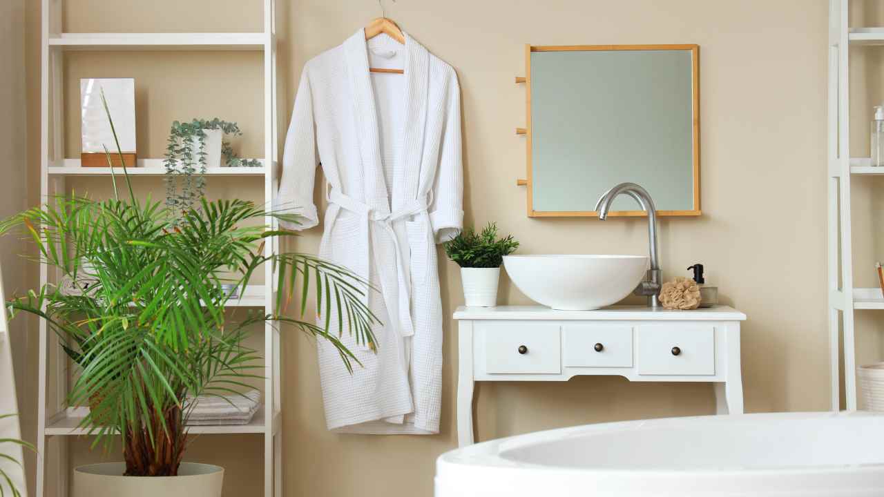 Accappatoio appeso in bagno RicettaSprint