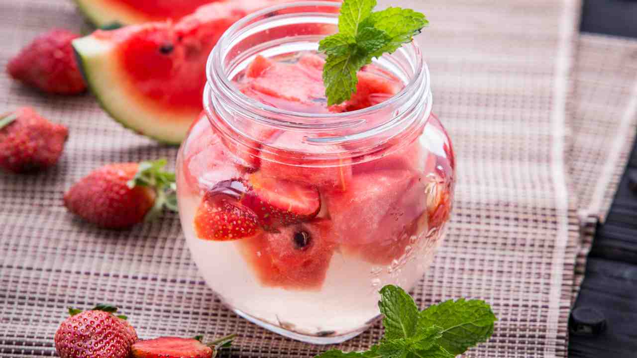 Acqua detox con anguria - RicettaSprint