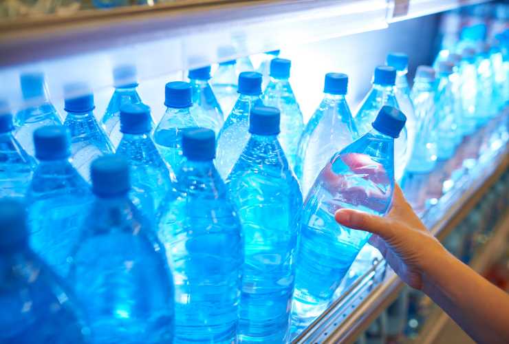 Acqua in bottiglia pericolo - RicettaSprint