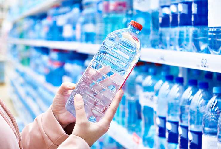 Acqua in bottiglia pericolo - RicettaSprint