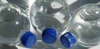 Acqua in bottiglia pericolo - RicettaSprint