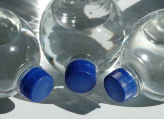 Acqua in bottiglia pericolo - RicettaSprint