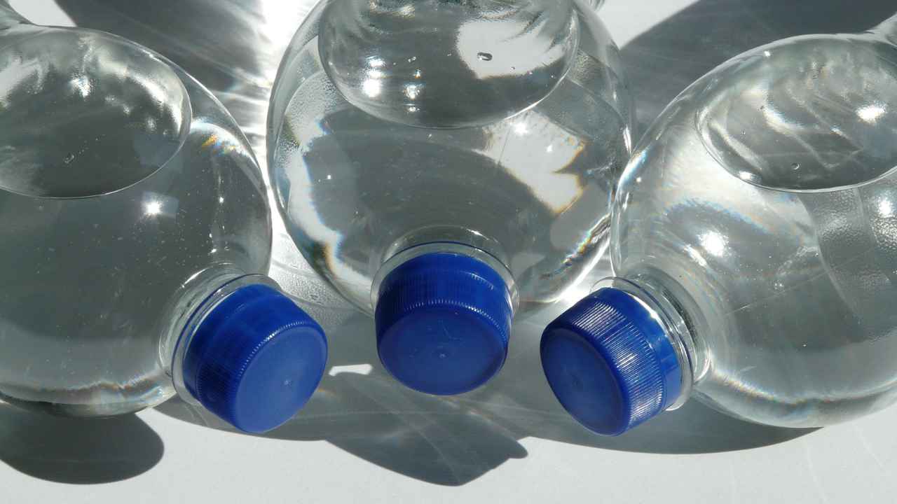 Acqua in bottiglia pericolo - RicettaSprint