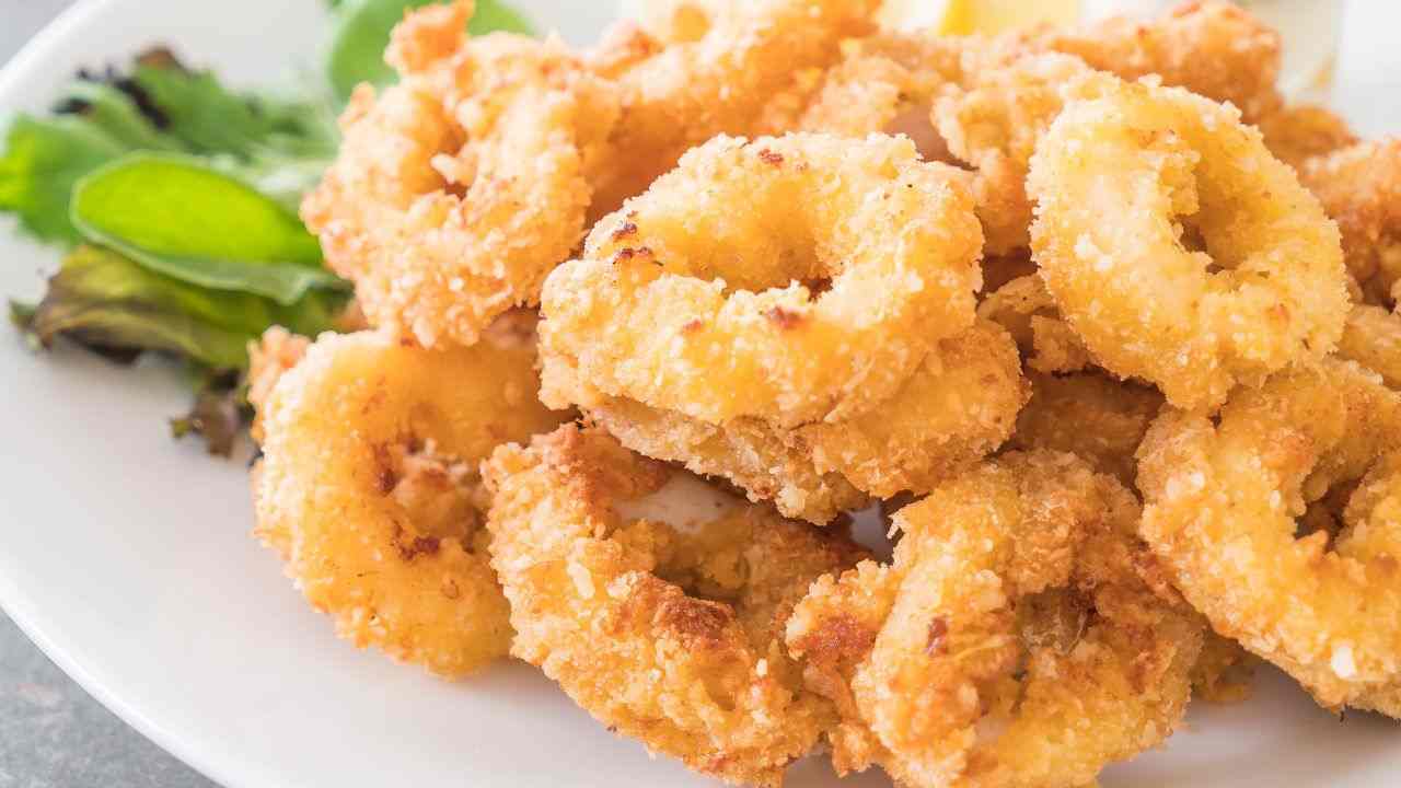 Anelli di calamari fritti