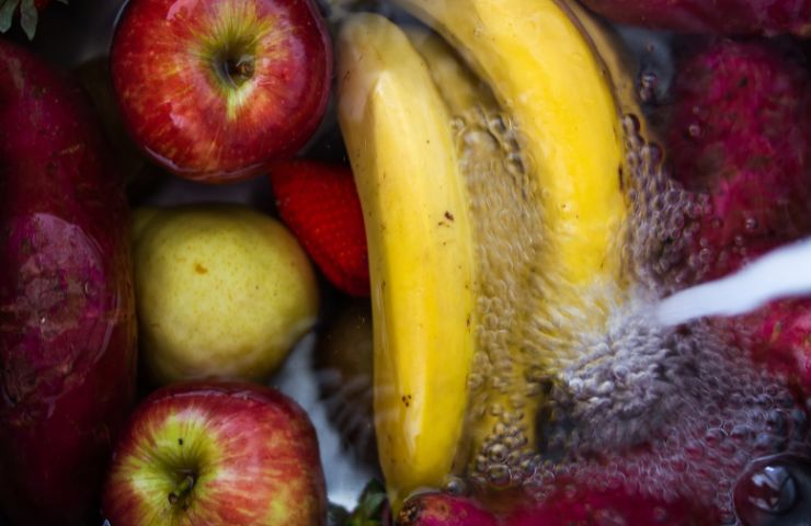 Frutta messa a disinfettare
