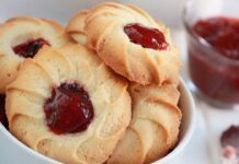 Biscotti vegani alla marmellata: ormai li sforno tutti i giorni, una volta provati anche i non vegani me li chiedono sempre Biscotti vegani alla marmellata