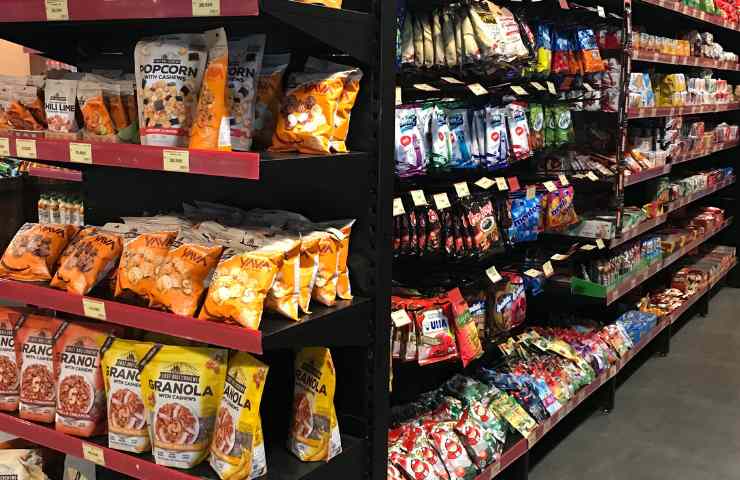 Snack e merendine poco salutari in un supermercato