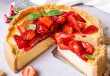 Uso solo la frutta che ho in frigo, biscotti e formaggio spalmabile: questa cheesecake furba e cremosa, è pronta in 15 minuti Cheesecake alla frutta
