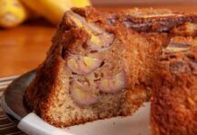 Ho risolto la colazione per tutta la settimana con questo ciambellone cacao e frutta XXL: morbido fino alla domenica se ci arriva Ciambellone frutta e cacao XXL